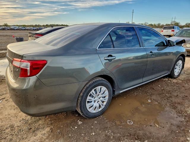 Toyota Camry L Image 2