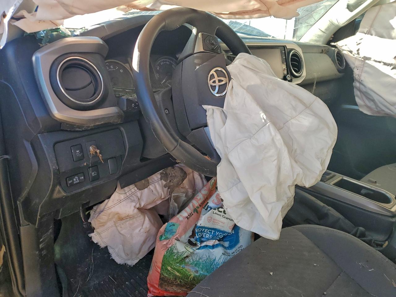 Toyota Tacoma Double Cab Image 12