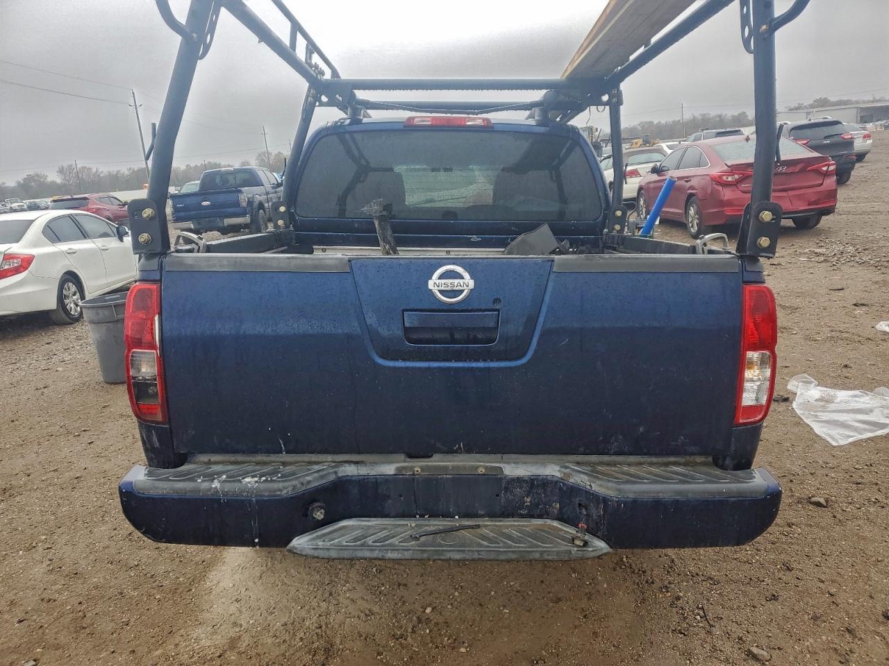 Nissan Frontier Crew Cab Le Image 2