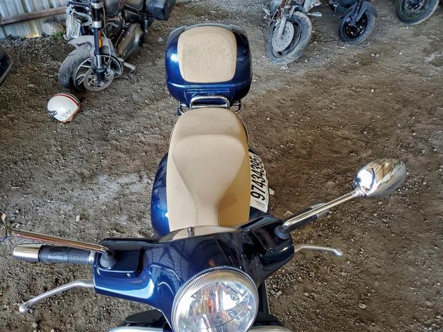 Vespa Scooter 300 Super Image 7