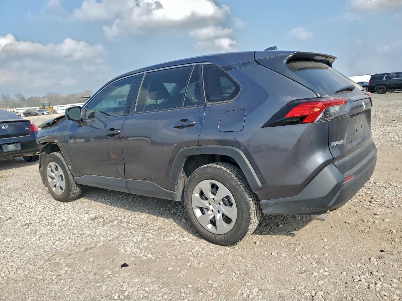 Toyota RAV4 Le Image 10