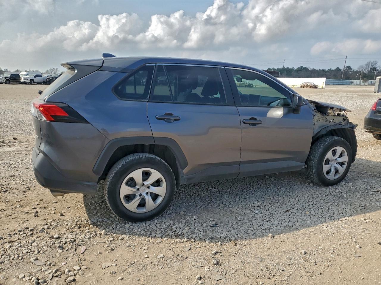 Toyota RAV4 Le Image 2