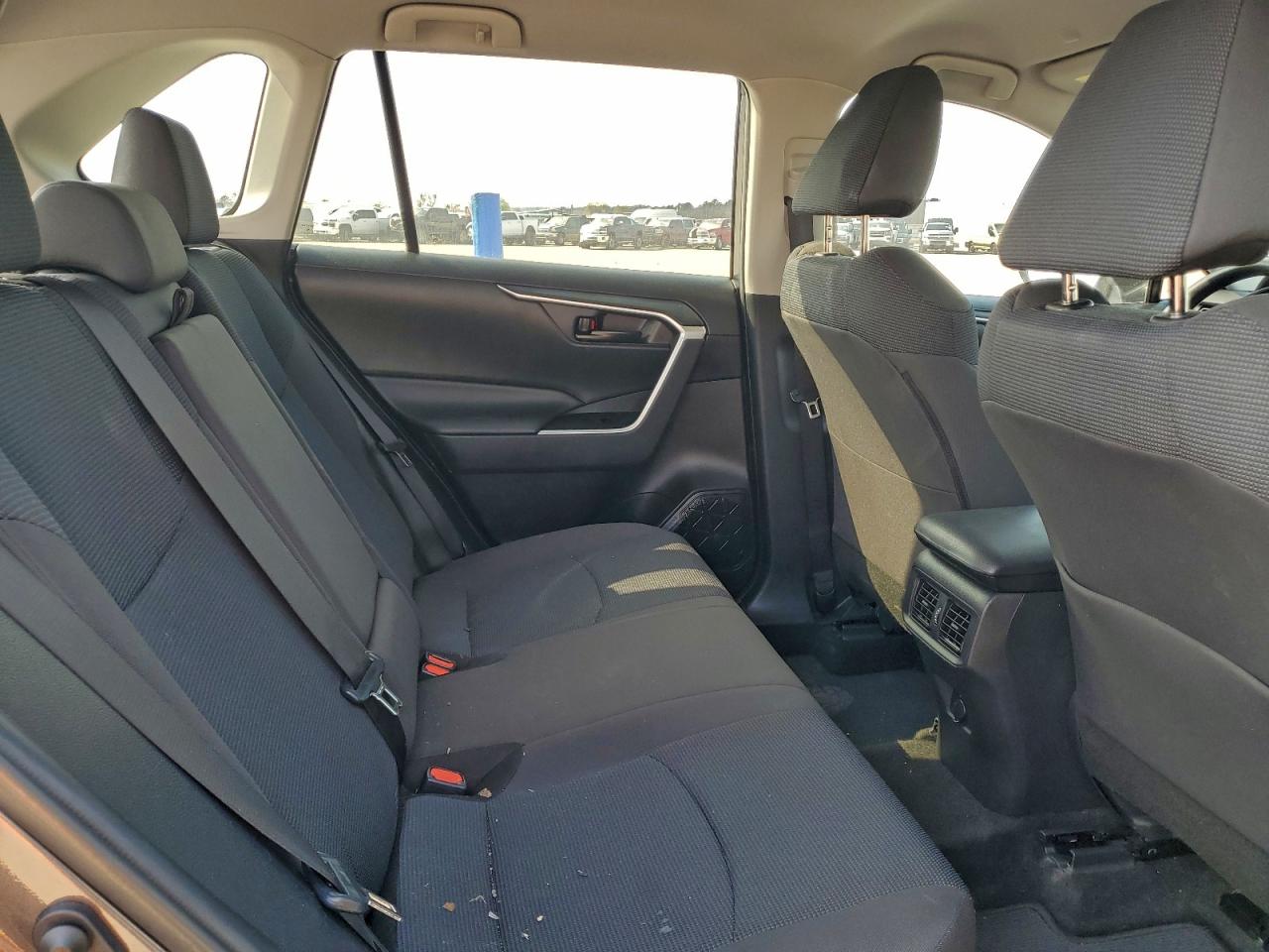 Toyota RAV4 Le Image 4