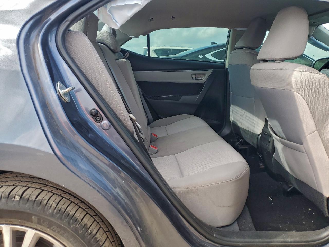 Toyota Corolla L Image 8