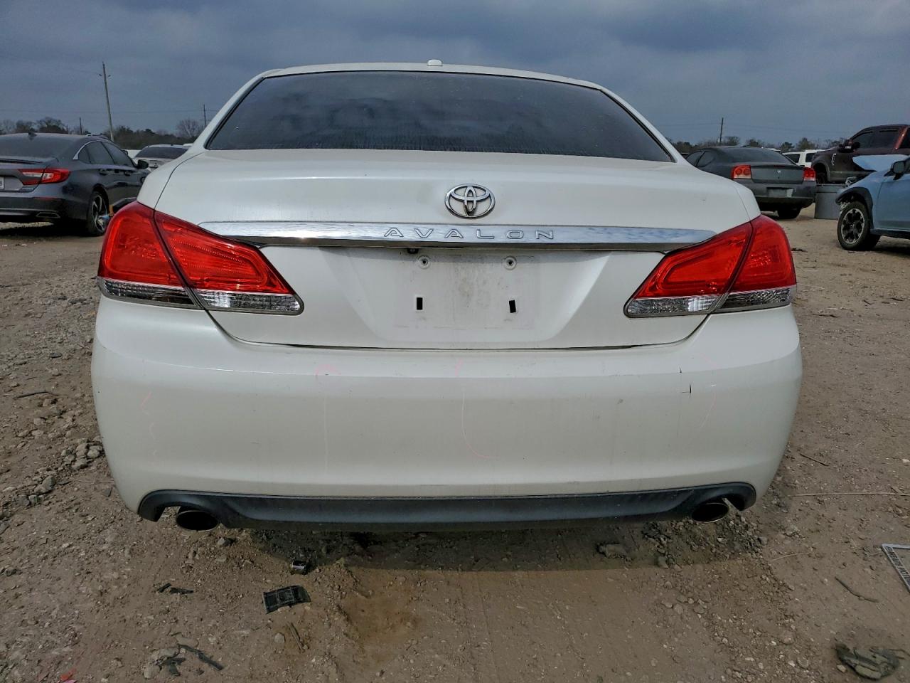 Toyota Avalon Base Image 2